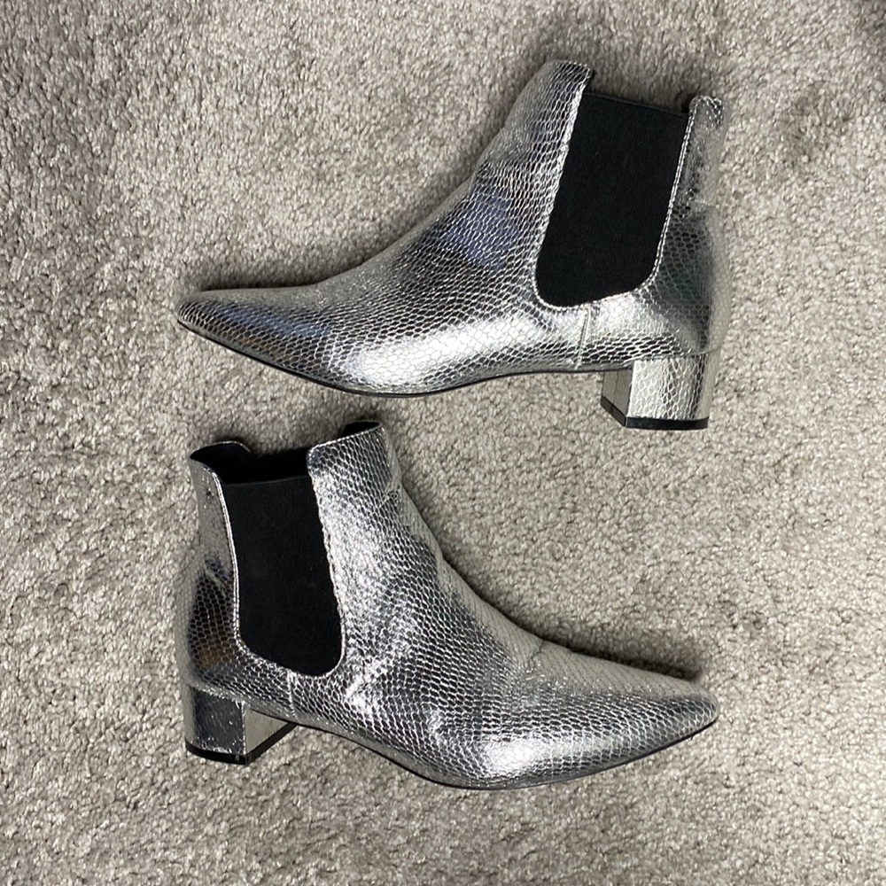 Sz 8.5 Metallic Silver Faux Snake Skin Ankle Bootie